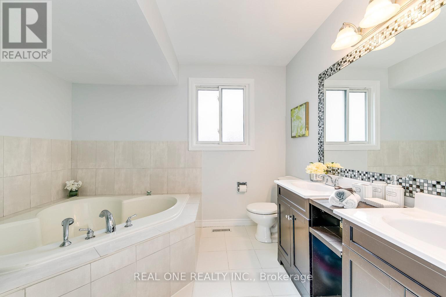 533 Tipperton Crescent, Oakville, ON - Indoor Photo Showing Bathroom