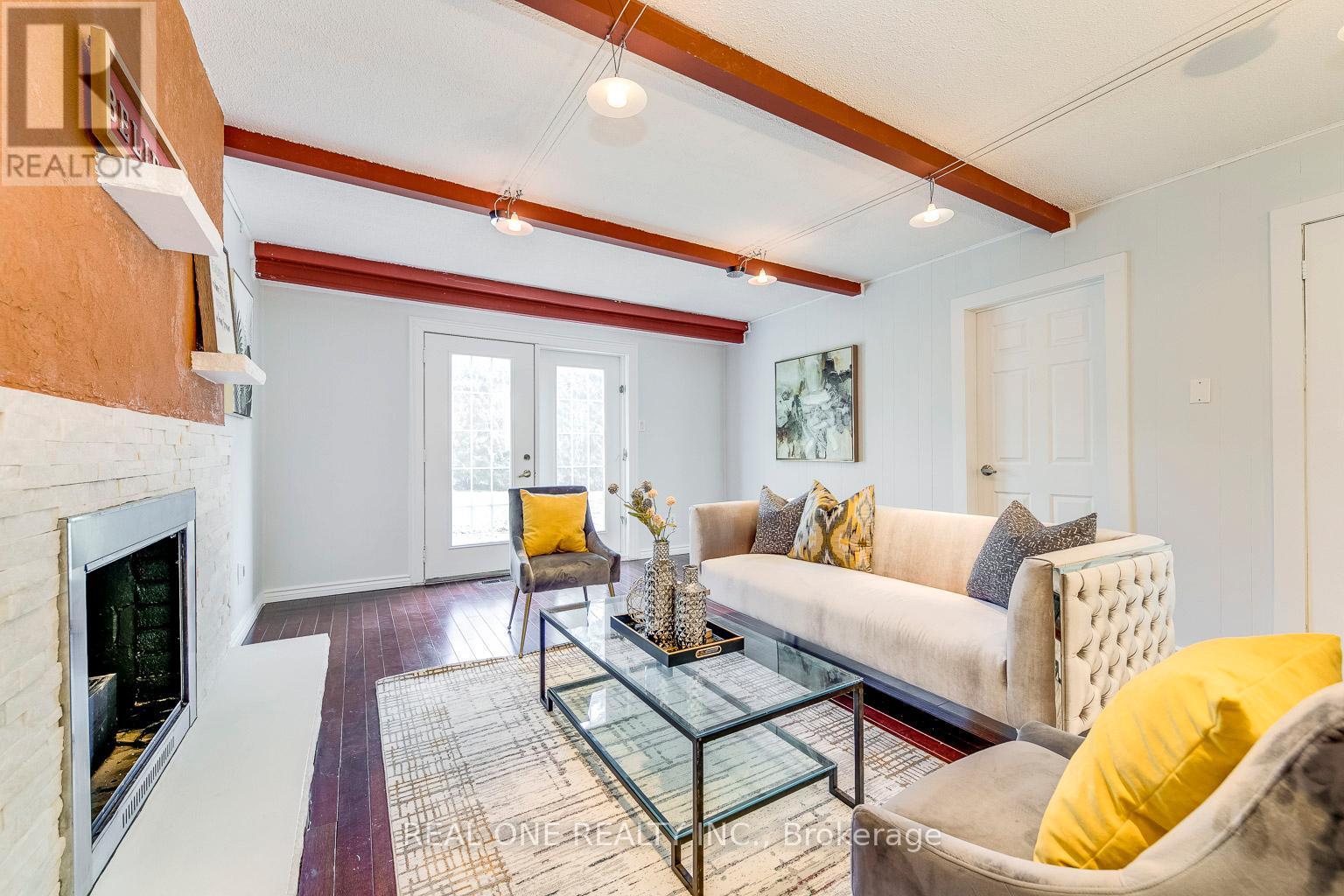 533 Tipperton Crescent, Oakville, ON - Indoor Photo Showing Living Room With Fireplace