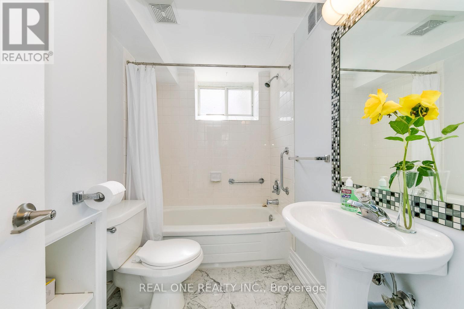 533 Tipperton Crescent, Oakville, ON - Indoor Photo Showing Bathroom