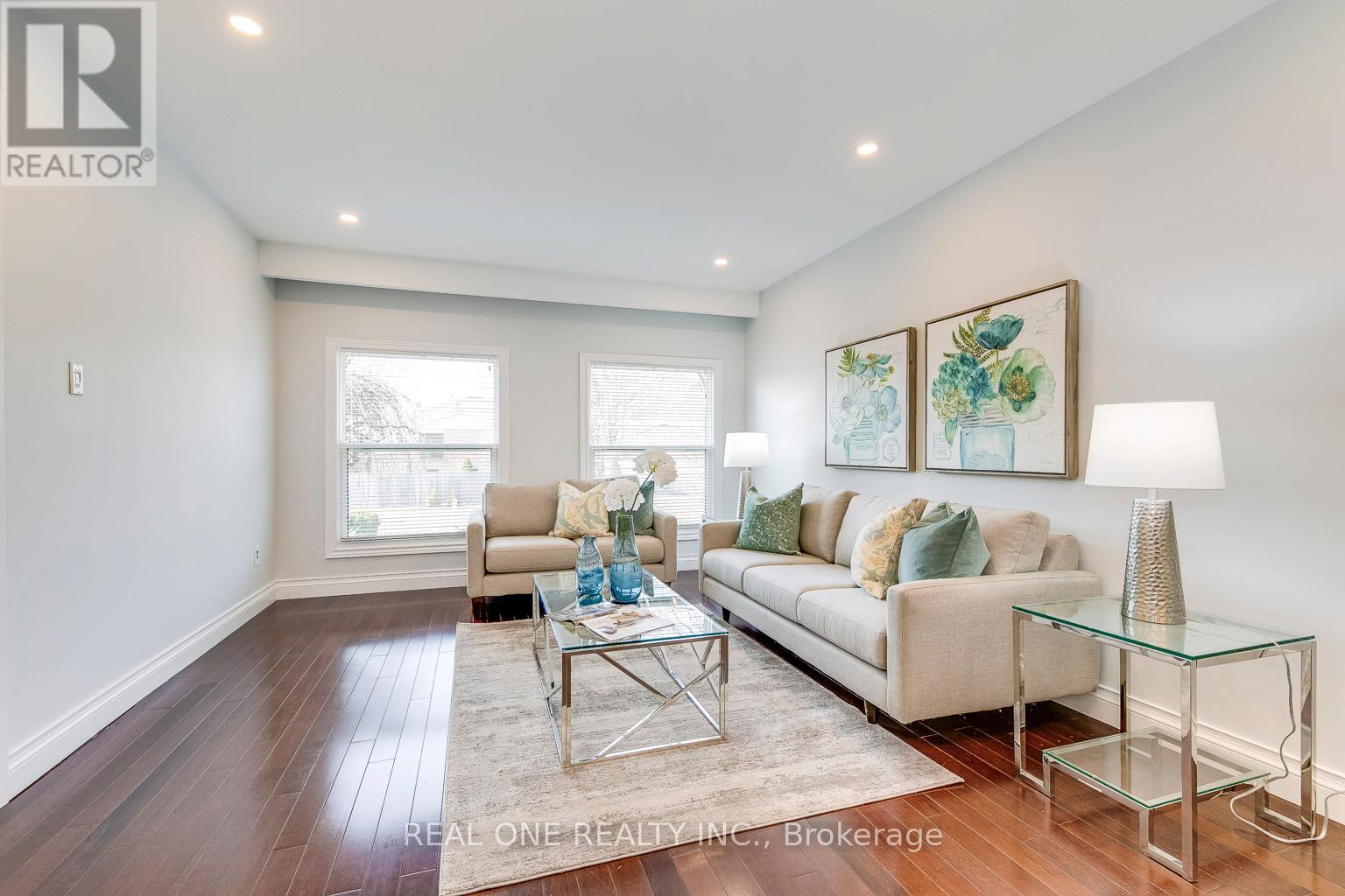 533 Tipperton Crescent, Oakville, ON - Indoor Photo Showing Living Room