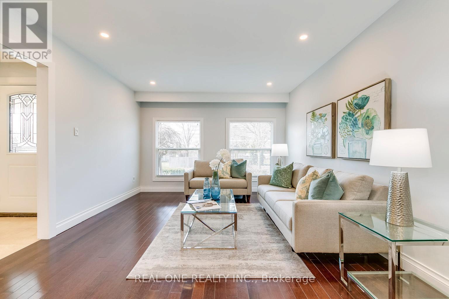 533 Tipperton Crescent, Oakville, ON - Indoor Photo Showing Living Room