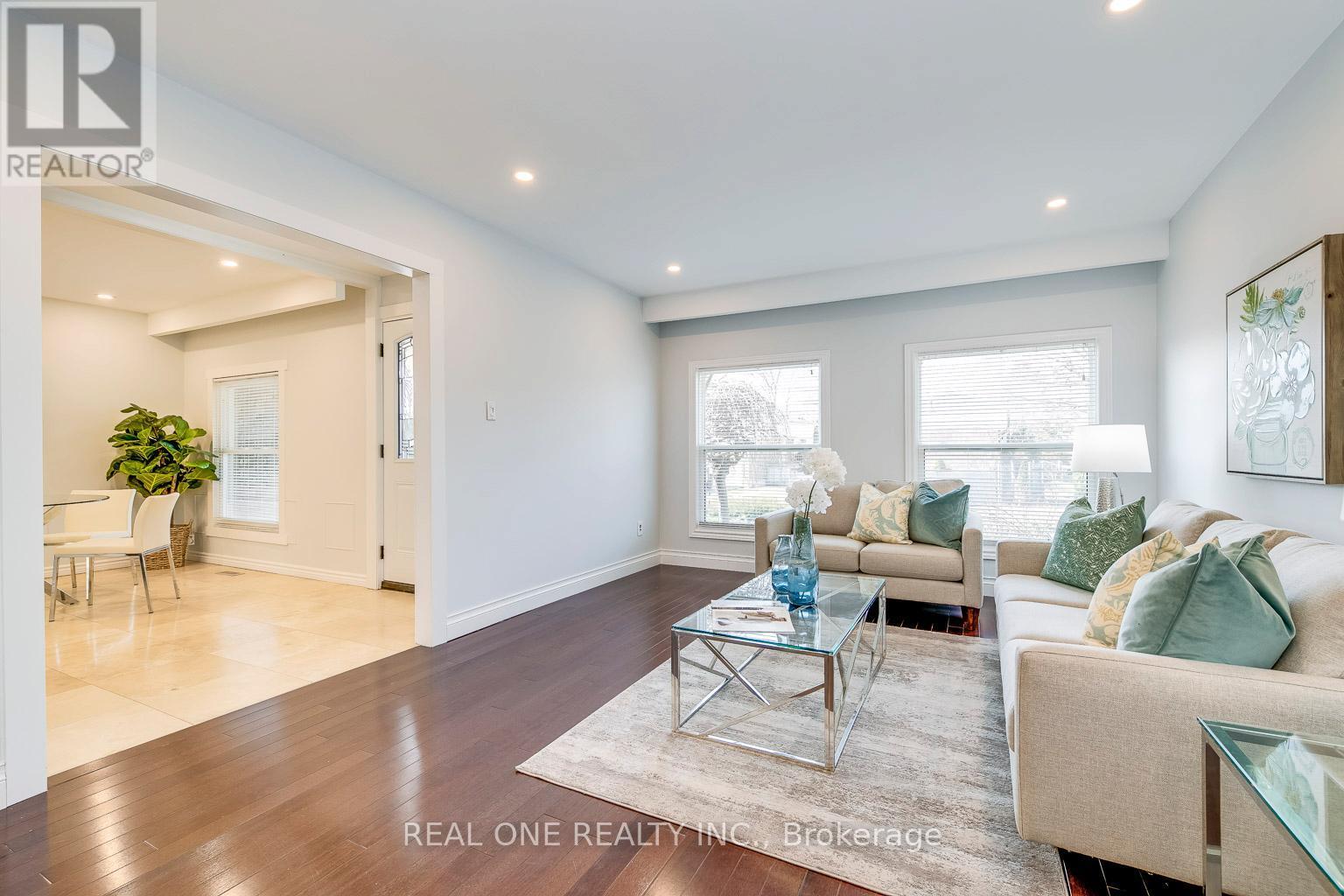 533 Tipperton Crescent, Oakville, ON - Indoor Photo Showing Living Room