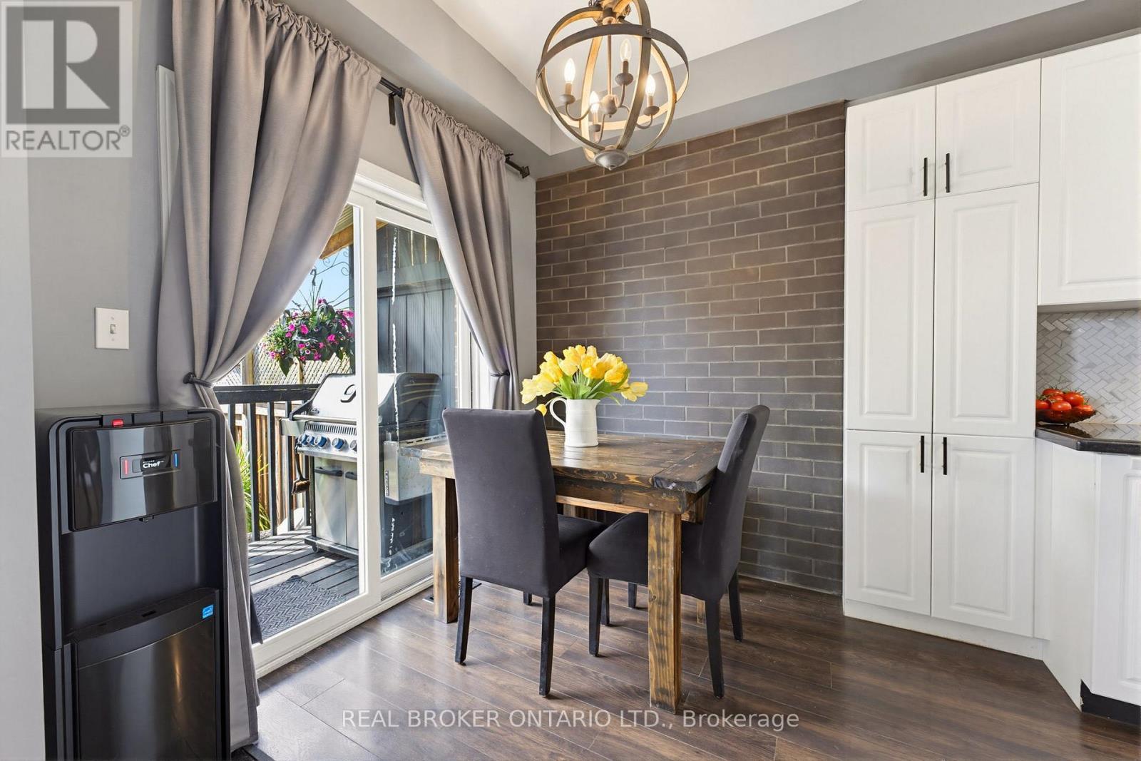 16 - 100 Chester Drive, Cambridge, ON - Indoor Photo Showing Dining Room