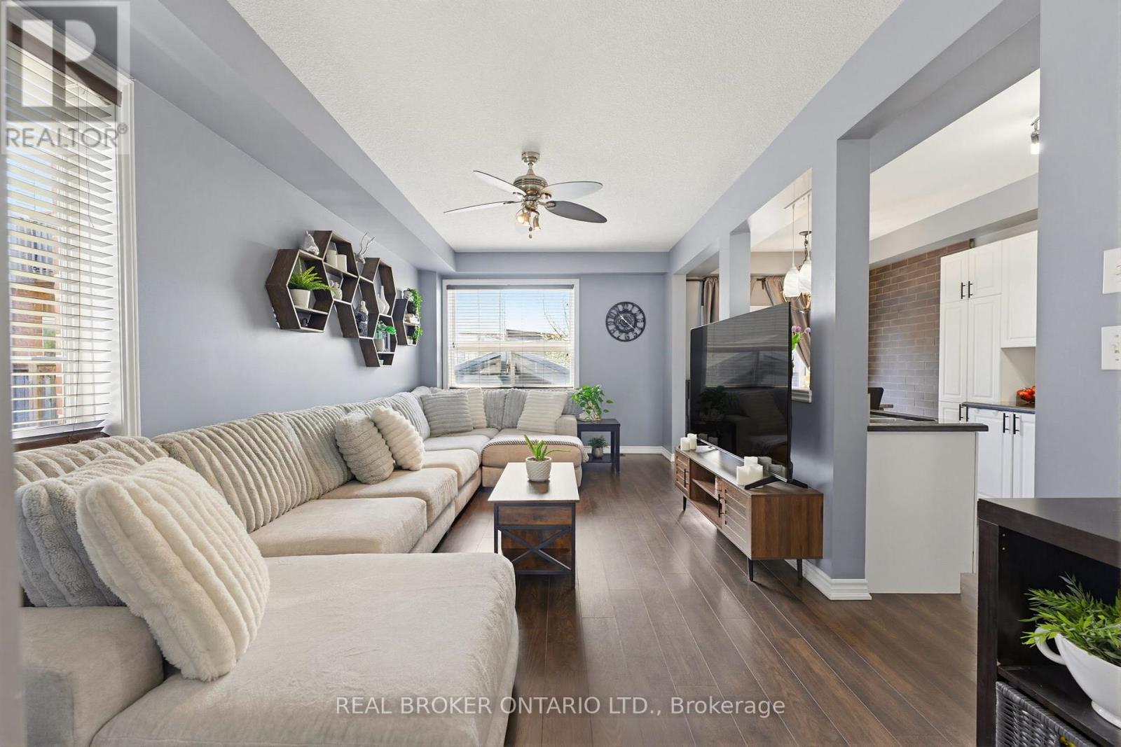 16 - 100 Chester Drive, Cambridge, ON - Indoor Photo Showing Living Room