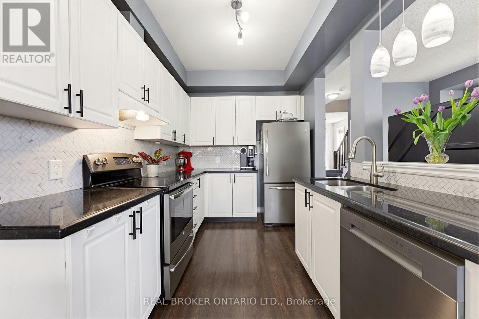 16 - 100 Chester Drive, Cambridge, ON - Indoor Photo Showing Kitchen With Double Sink With Upgraded Kitchen