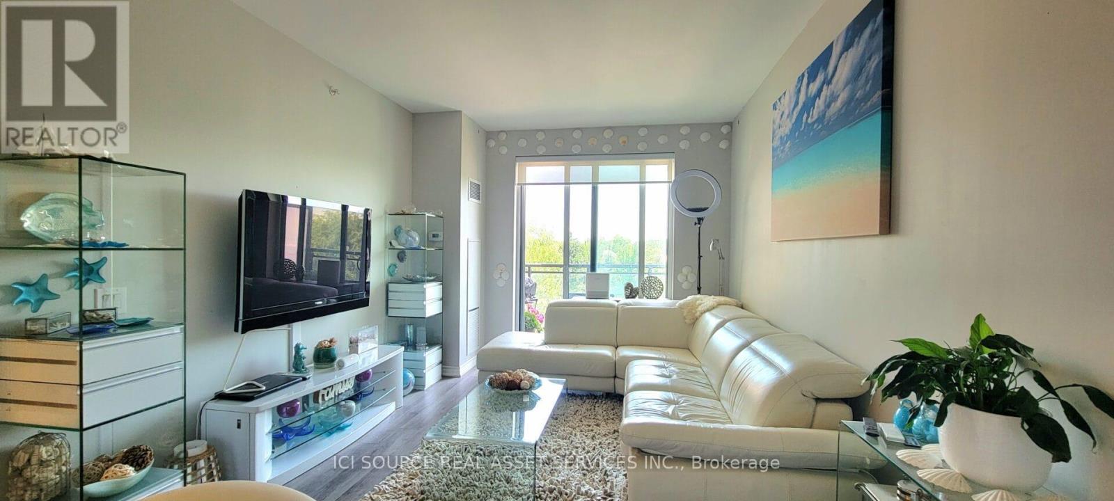301 - 11611 Yonge Street, Richmond Hill, ON - Indoor Photo Showing Living Room
