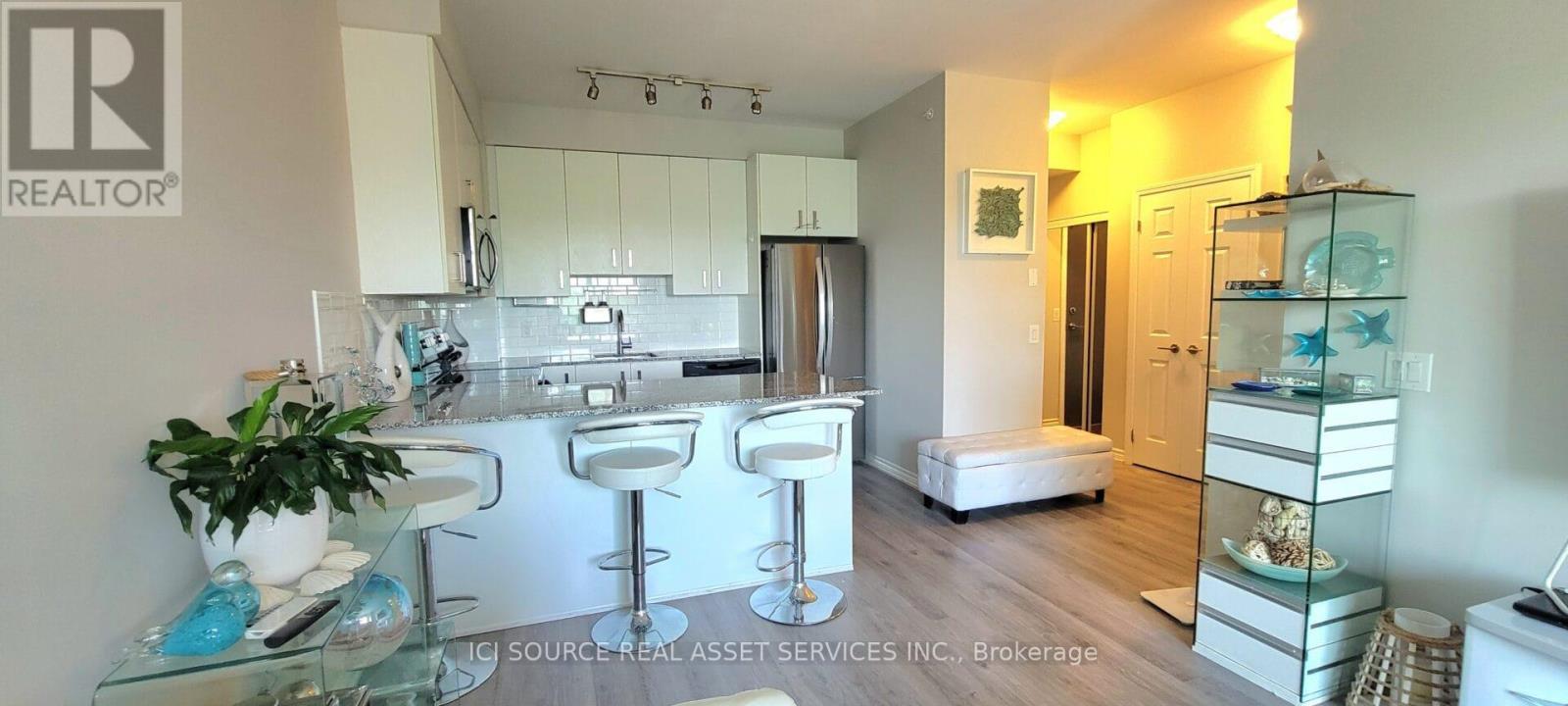 301 - 11611 Yonge Street, Richmond Hill, ON - Indoor Photo Showing Kitchen