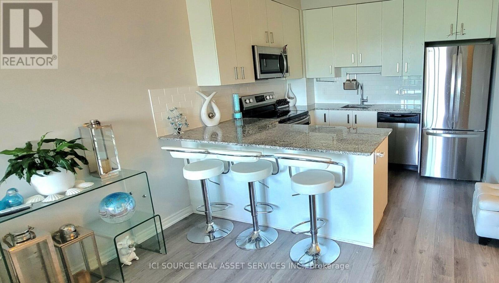 301 - 11611 Yonge Street, Richmond Hill, ON - Indoor Photo Showing Kitchen With Stainless Steel Kitchen With Upgraded Kitchen