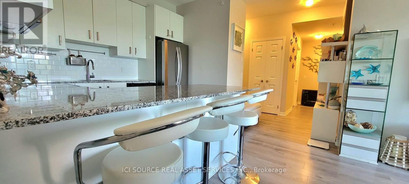 301 - 11611 Yonge Street, Richmond Hill, ON - Indoor Photo Showing Kitchen With Upgraded Kitchen