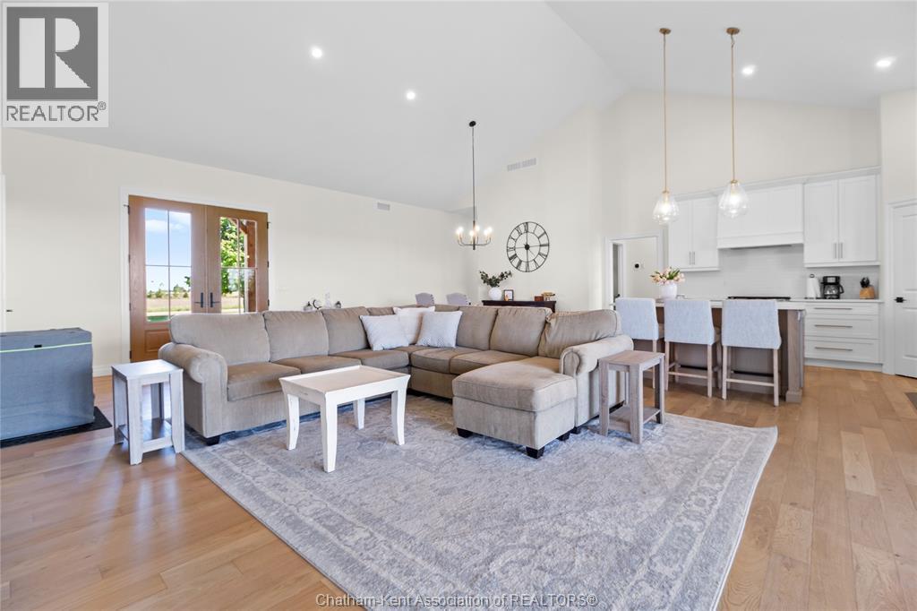 6665 Sixth Line East, Raleigh Township, ON - Indoor Photo Showing Living Room