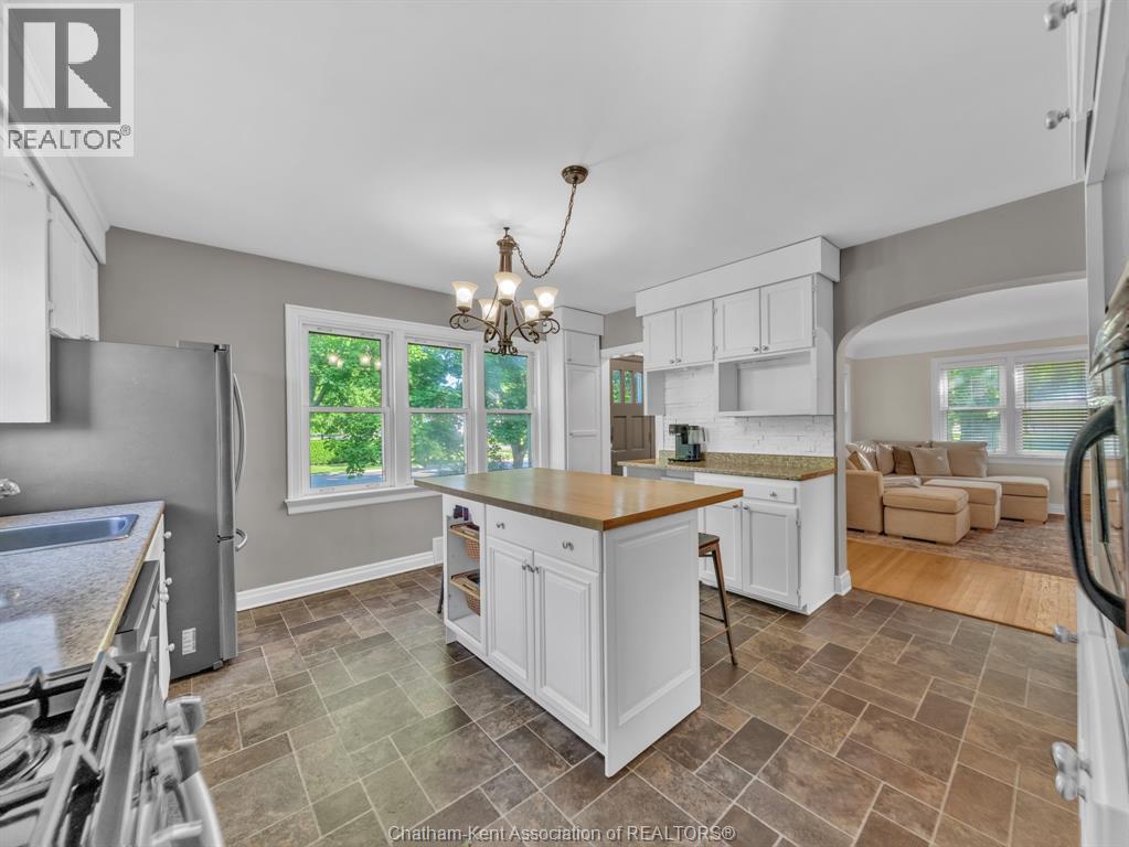 27 Jackson Drive, Chatham, ON - Indoor Photo Showing Kitchen