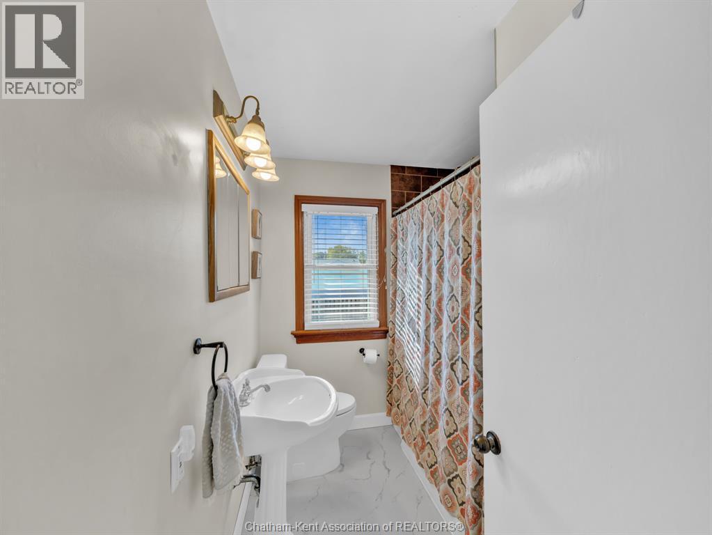 27 Jackson Drive, Chatham, ON - Indoor Photo Showing Bathroom