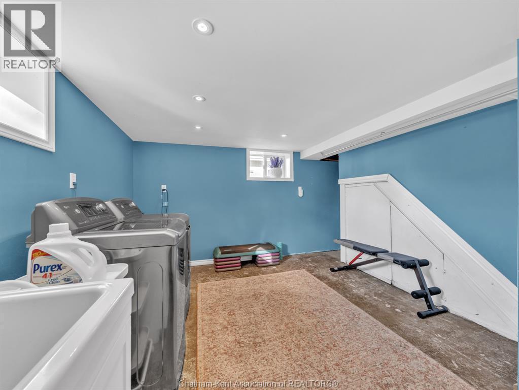 27 Jackson Drive, Chatham, ON - Indoor Photo Showing Laundry Room