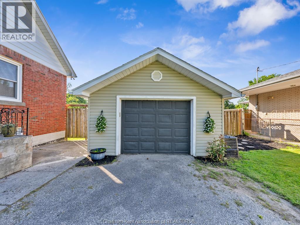27 Jackson Drive, Chatham, ON - Outdoor With Exterior