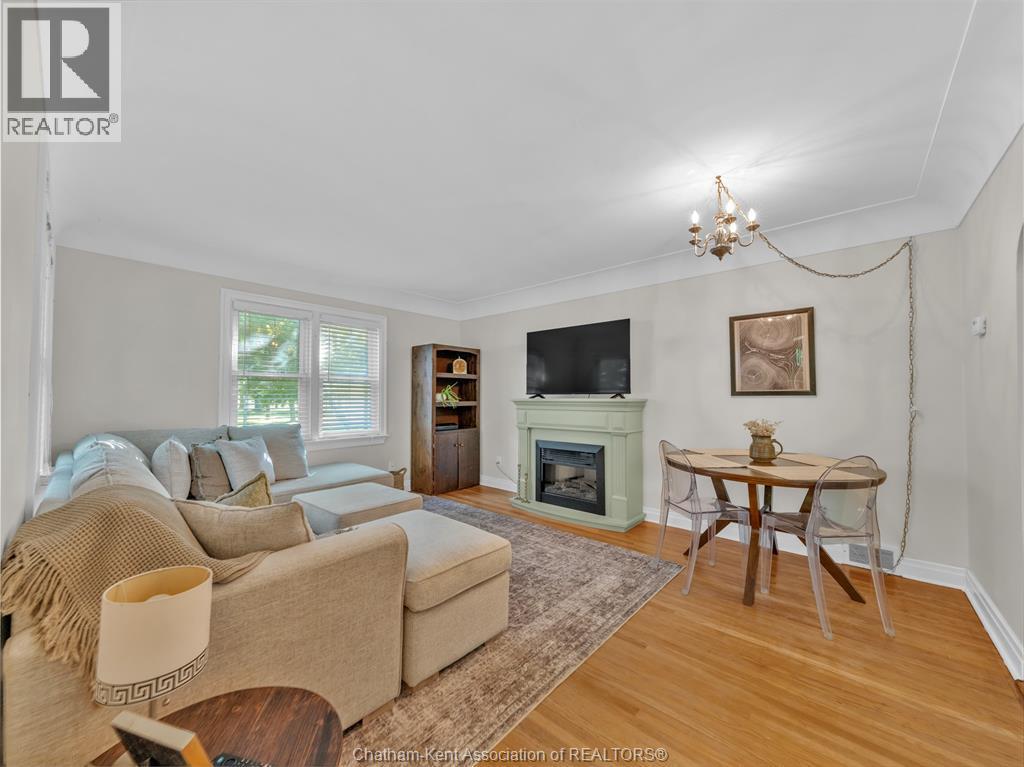 27 Jackson Drive, Chatham, ON - Indoor Photo Showing Living Room With Fireplace