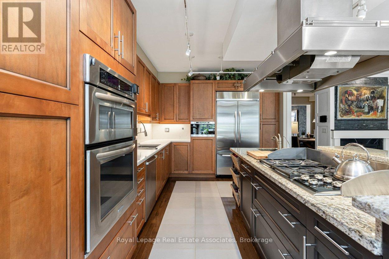 20 - 4135 Shipp Drive Ne, Mississauga, ON - Indoor Photo Showing Kitchen With Stainless Steel Kitchen