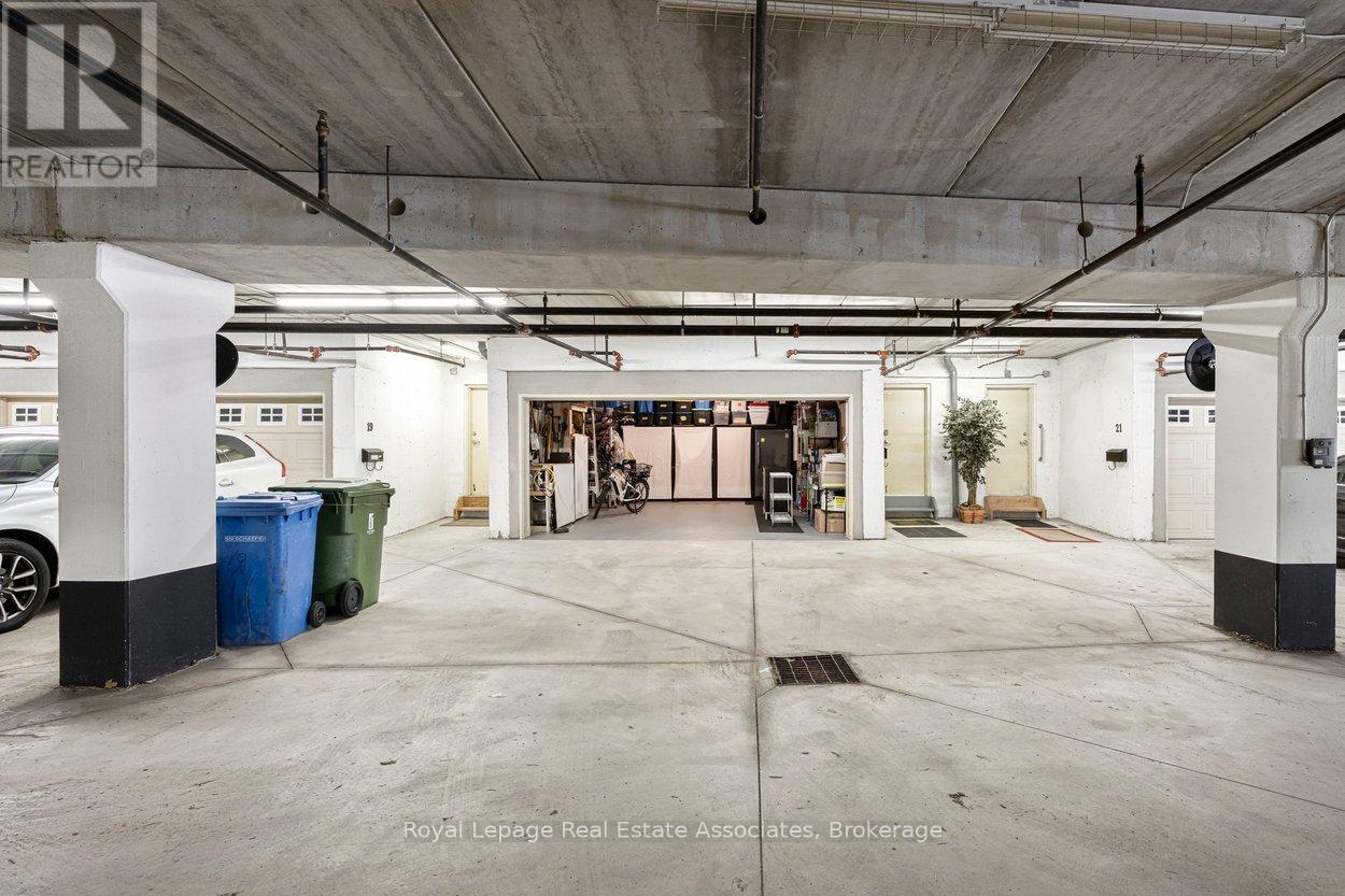 20 - 4135 Shipp Drive Ne, Mississauga, ON - Indoor Photo Showing Garage