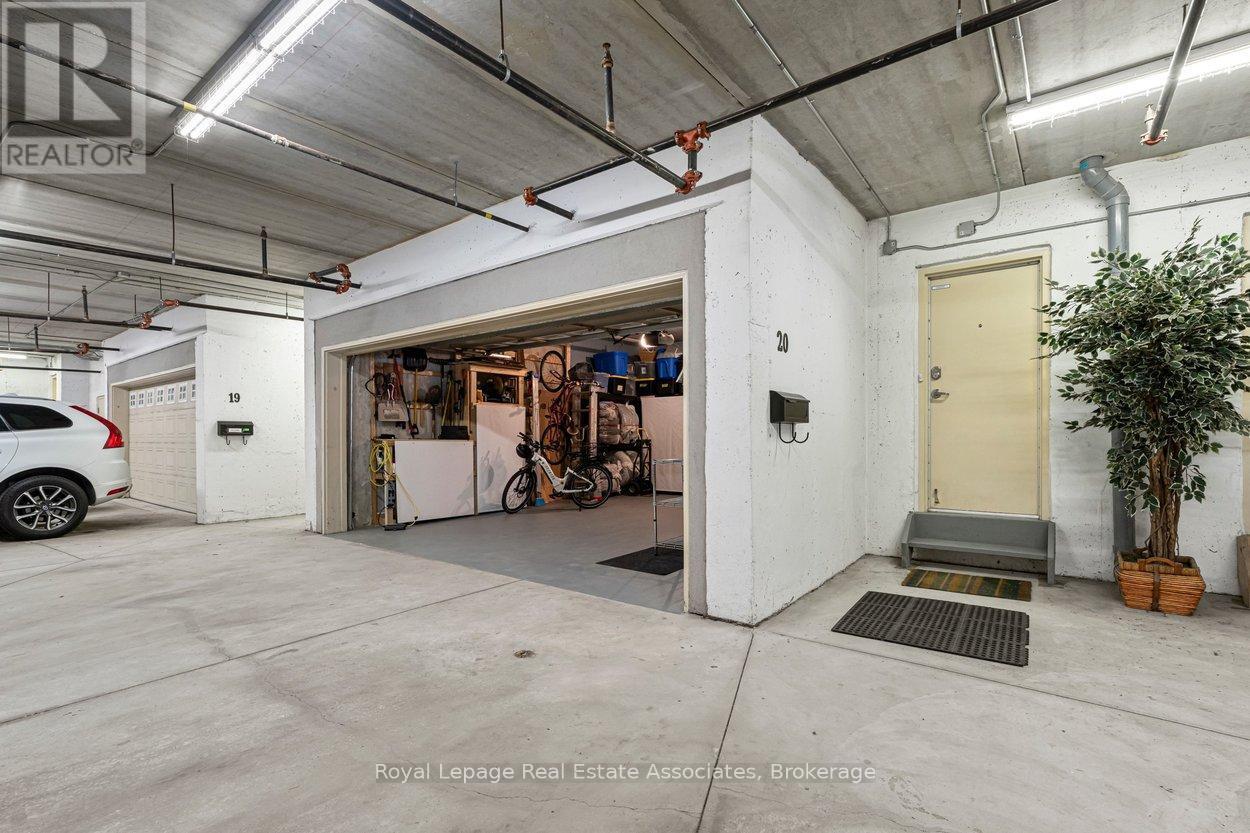 20 - 4135 Shipp Drive Ne, Mississauga, ON - Indoor Photo Showing Garage