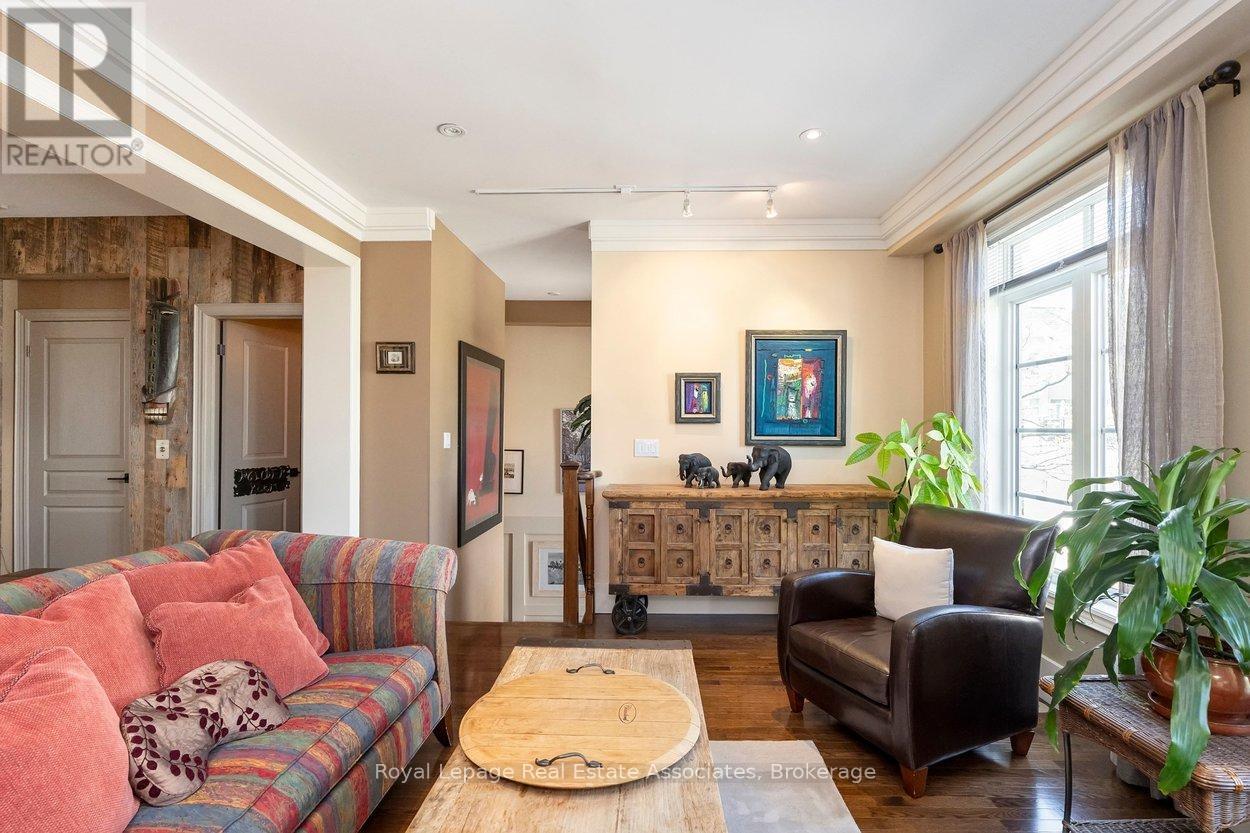20 - 4135 Shipp Drive Ne, Mississauga, ON - Indoor Photo Showing Living Room