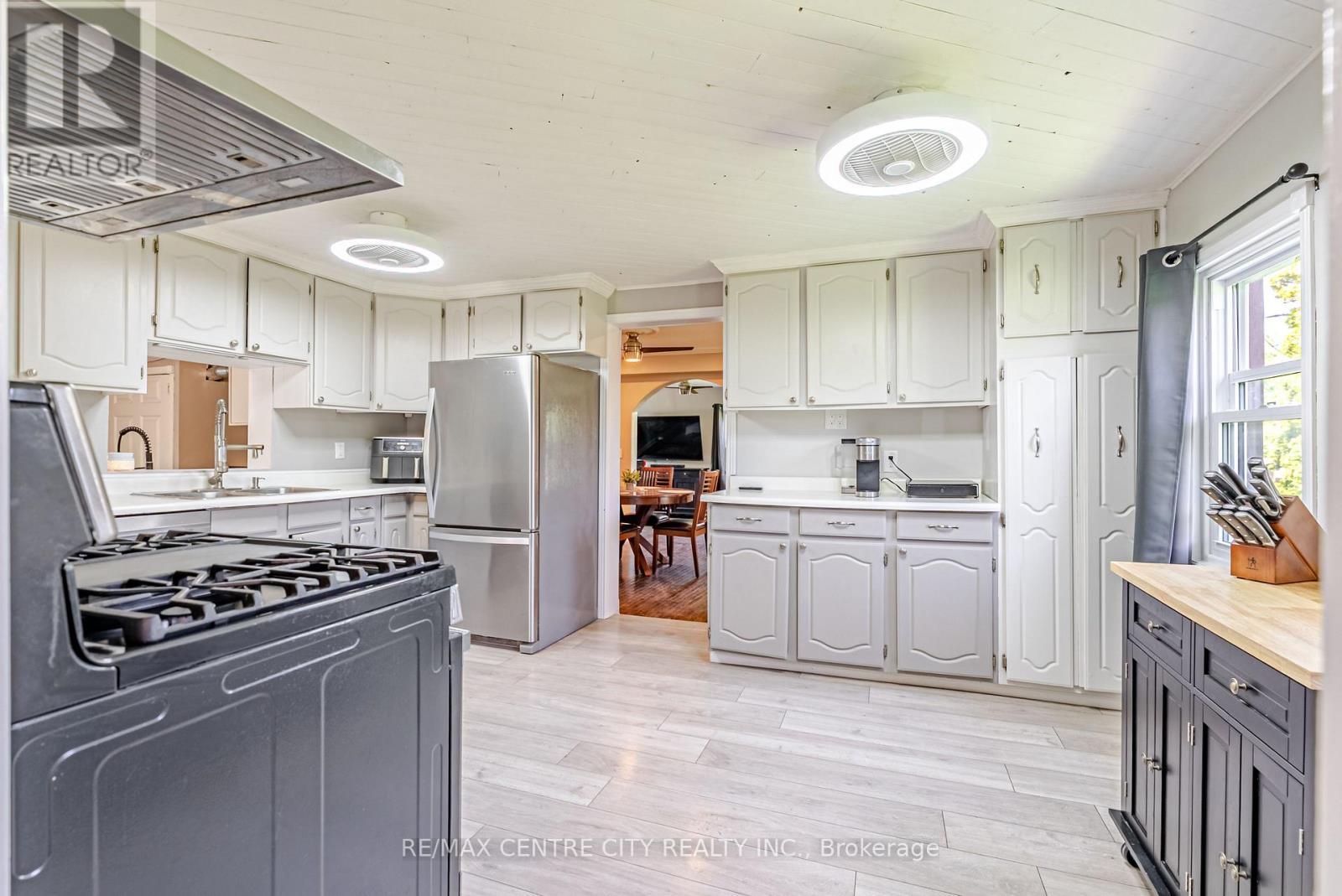 11812 Superior Street, Malahide (Springfield), ON - Indoor Photo Showing Kitchen