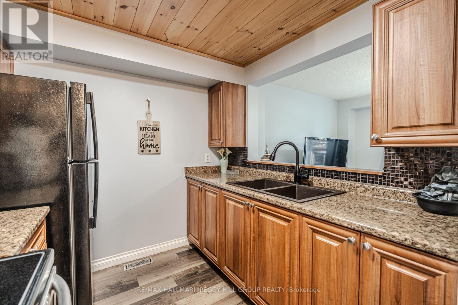 193 Nathan Crescent, Barrie, ON - Indoor Photo Showing Kitchen With Double Sink