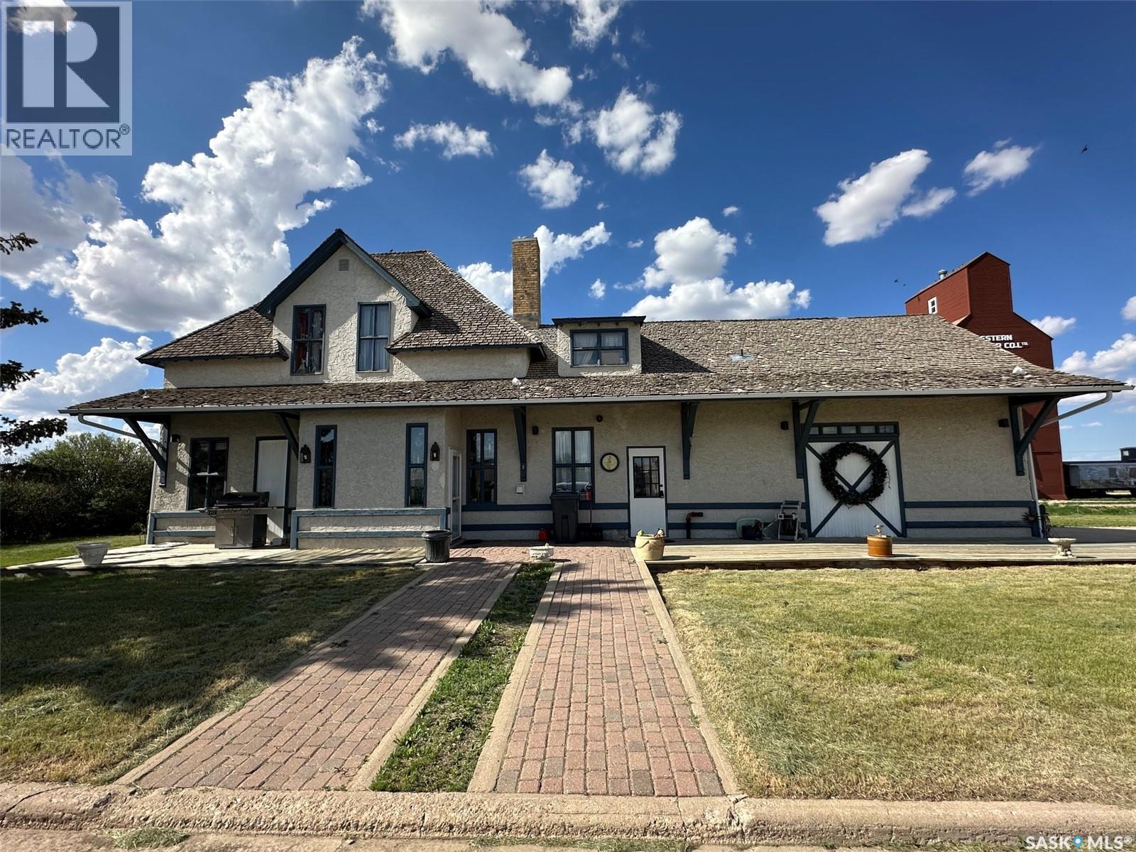 700 Main Street E, Gravelbourg, SK - Outdoor With Deck Patio Veranda With Facade