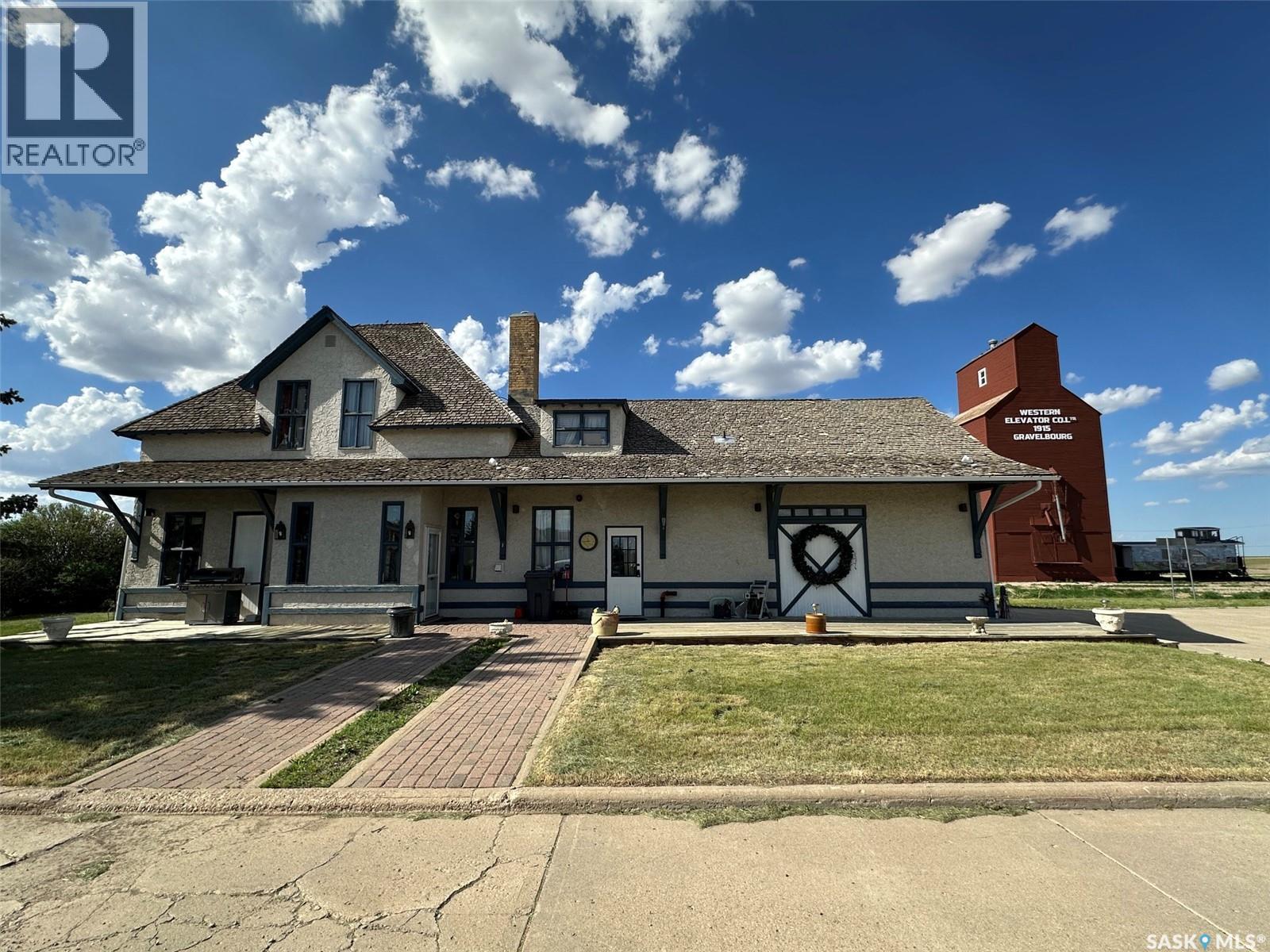 700 Main Street E, Gravelbourg, SK - Outdoor With Facade