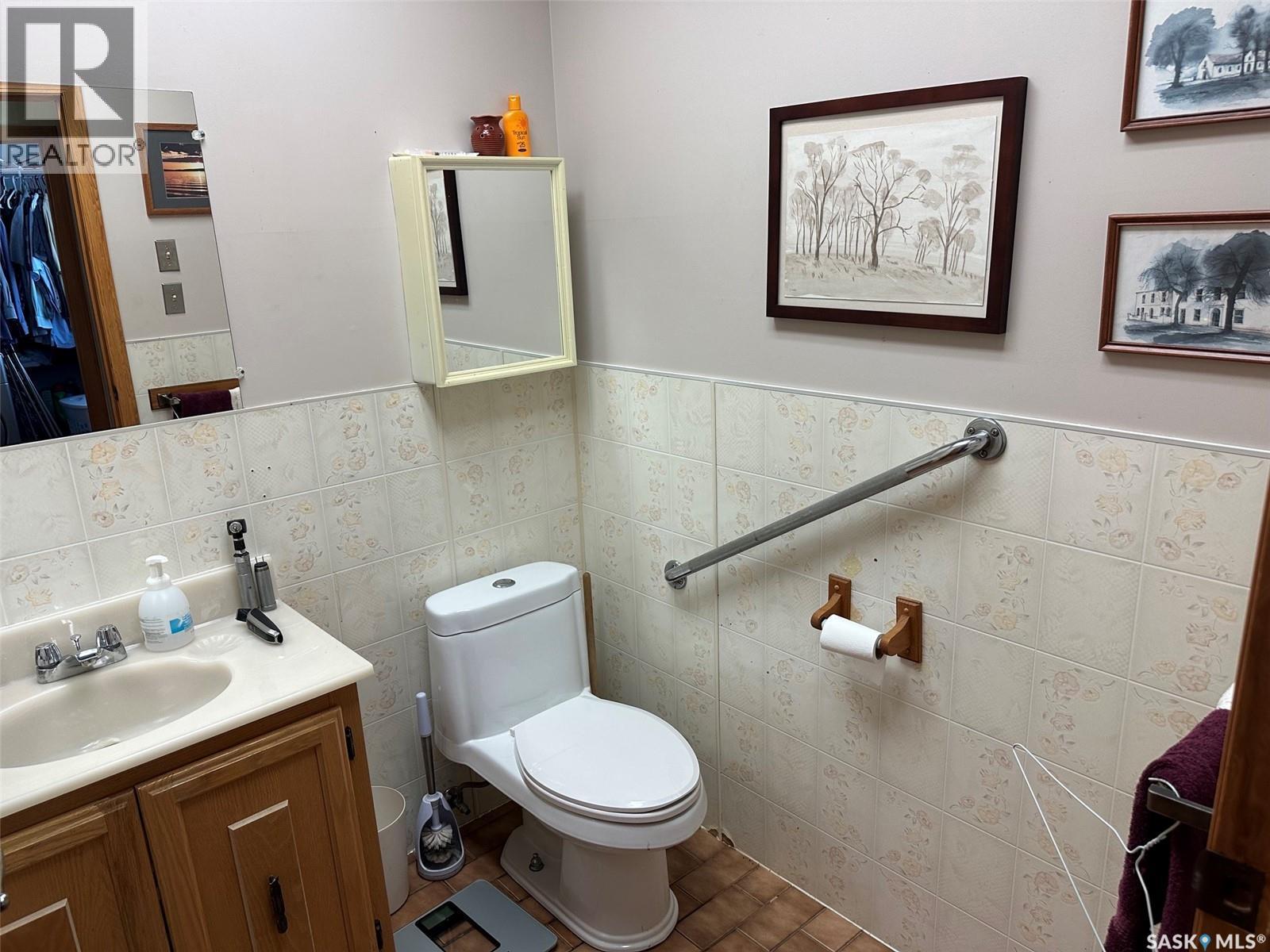 700 Main Street E, Gravelbourg, SK - Indoor Photo Showing Bathroom