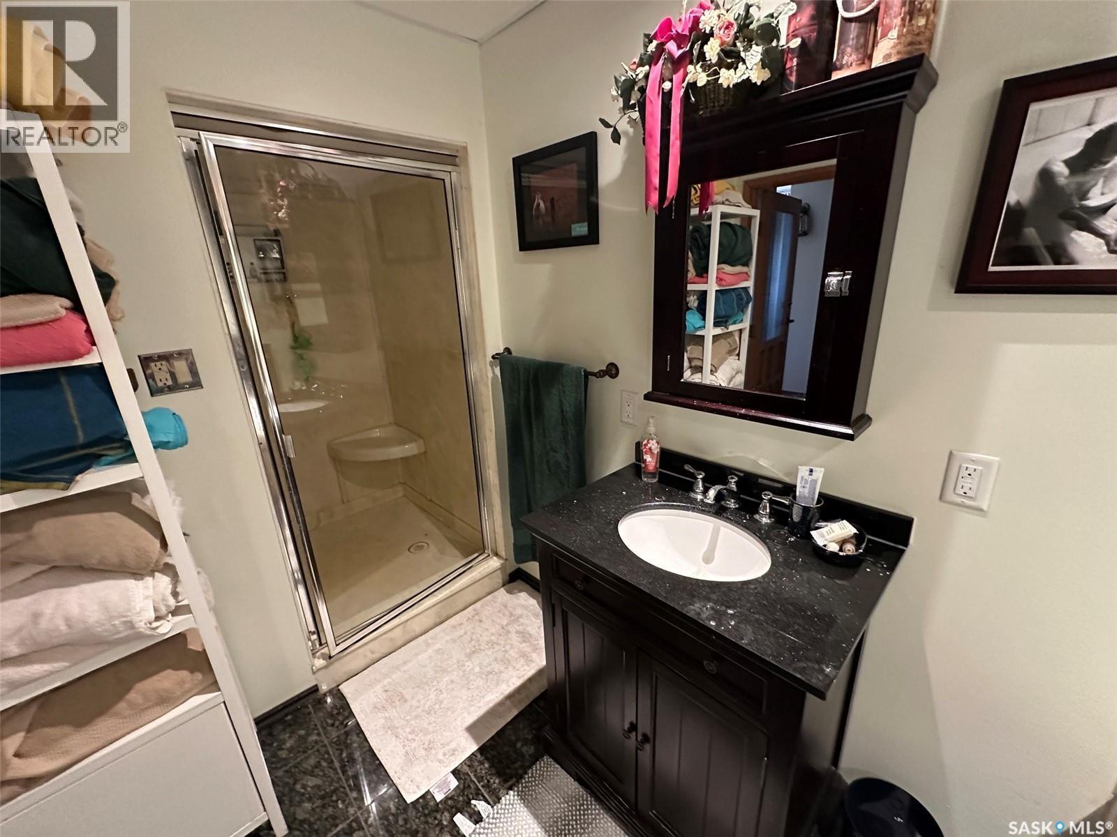 700 Main Street E, Gravelbourg, SK - Indoor Photo Showing Bathroom