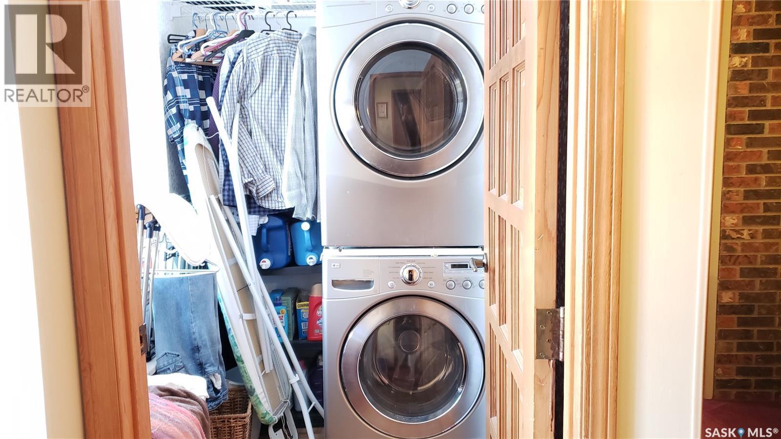 700 Main Street E, Gravelbourg, SK - Indoor Photo Showing Laundry Room
