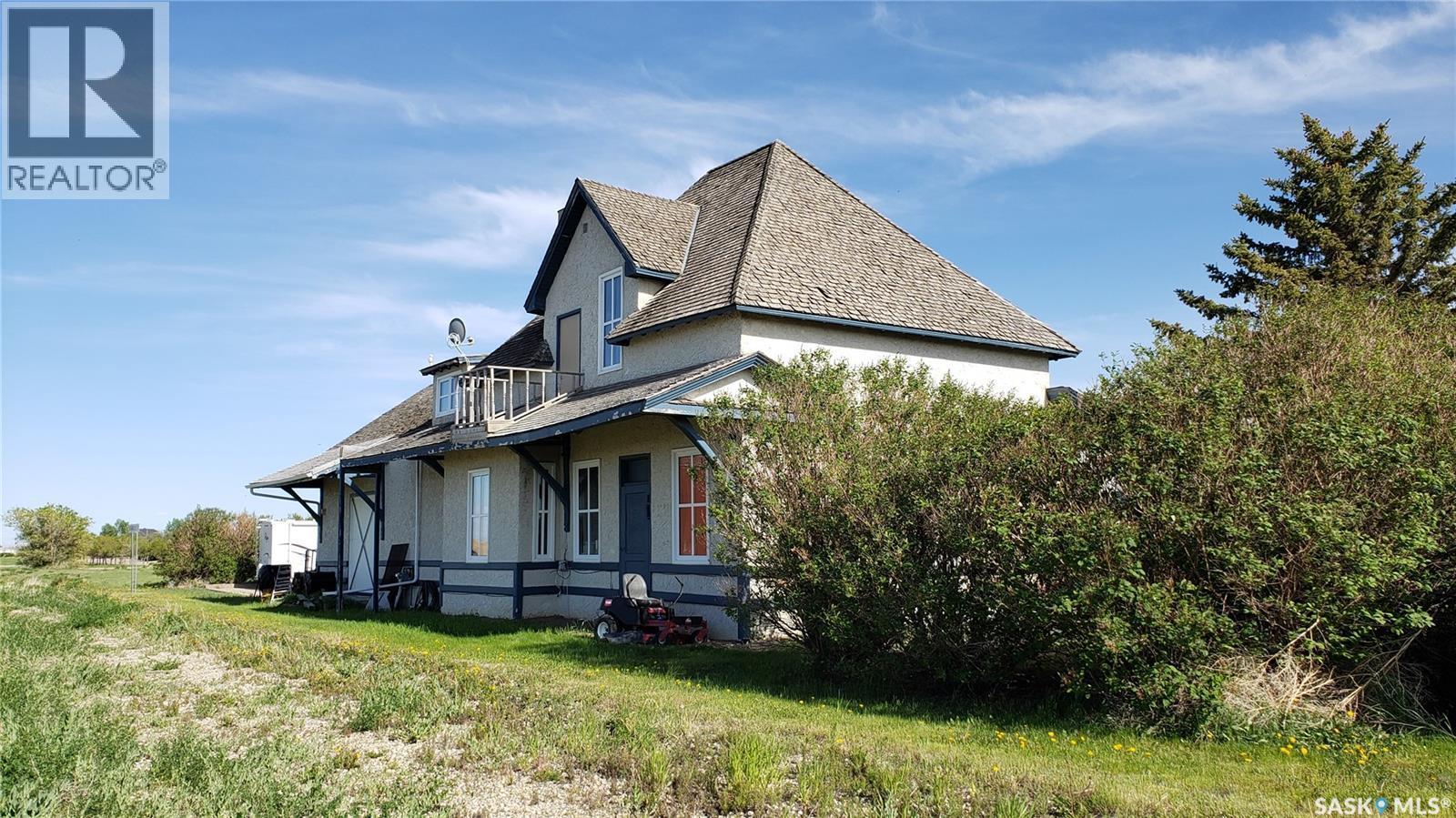 700 Main Street E, Gravelbourg, SK - Outdoor