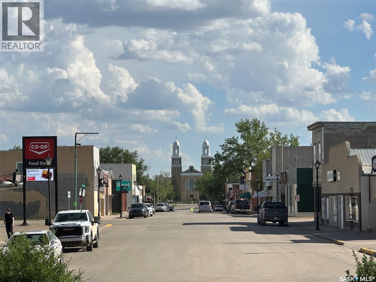 700 Main Street E, Gravelbourg, SK - Outdoor