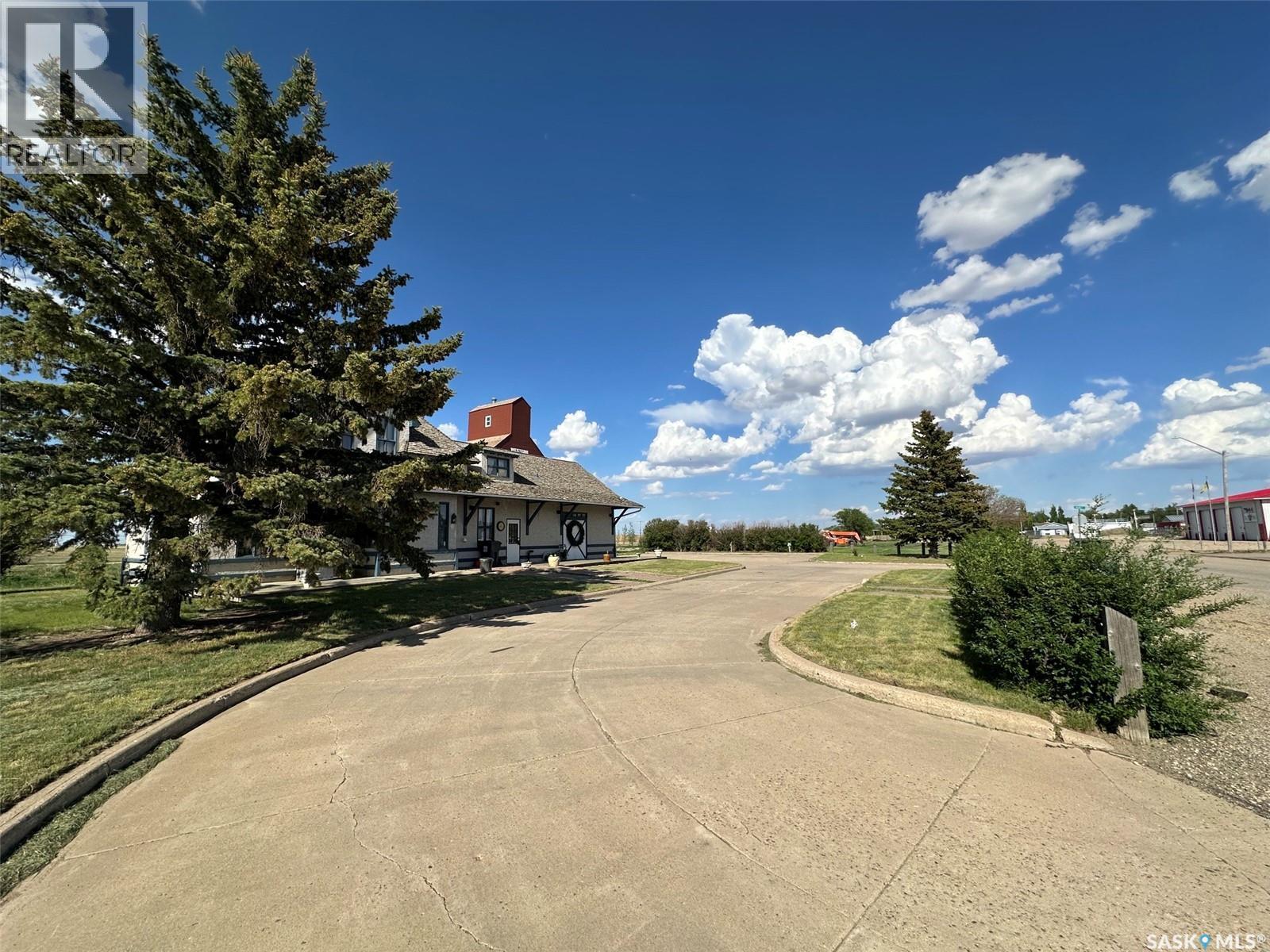 700 Main Street E, Gravelbourg, SK - Outdoor