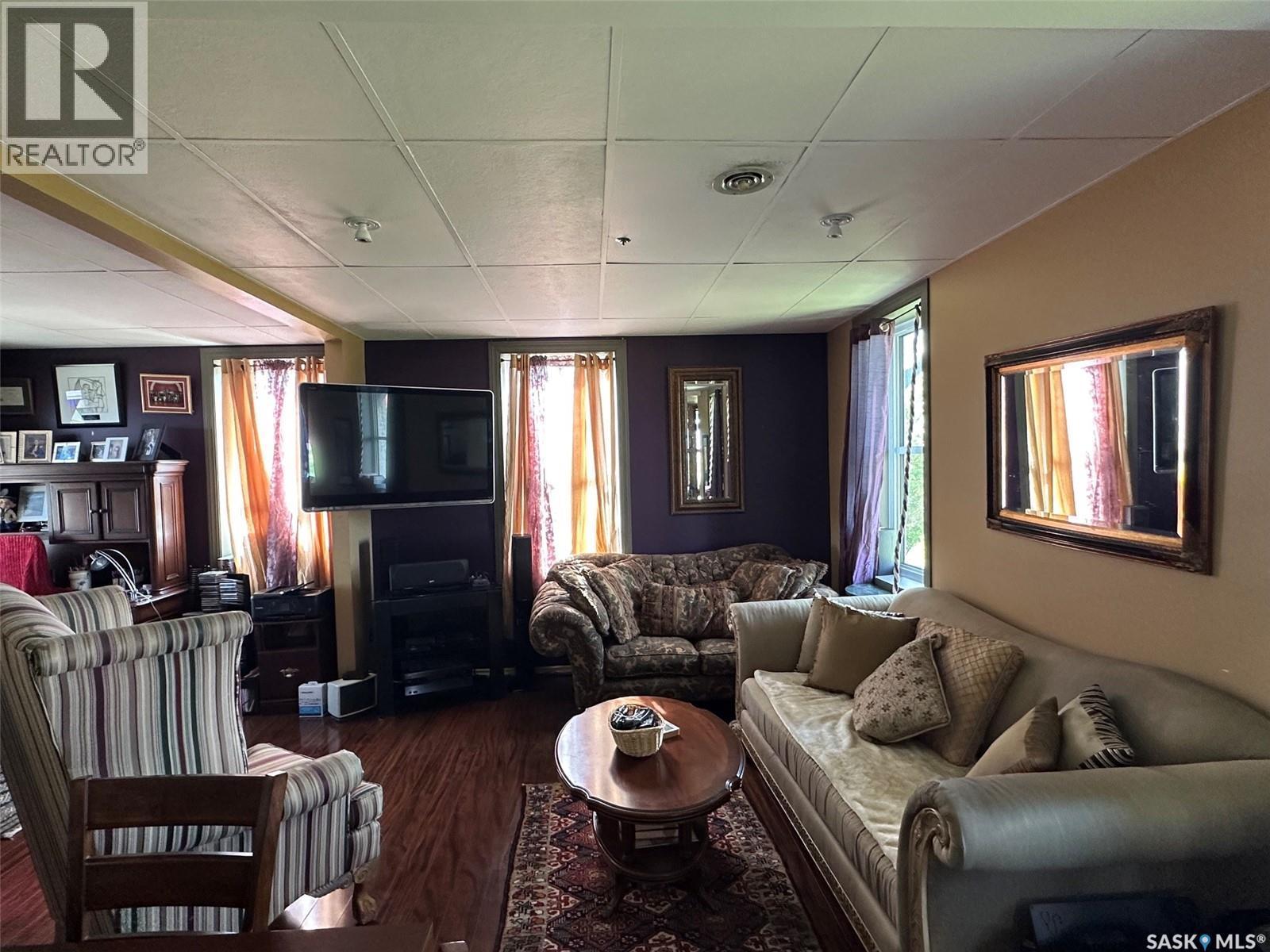 700 Main Street E, Gravelbourg, SK - Indoor Photo Showing Living Room
