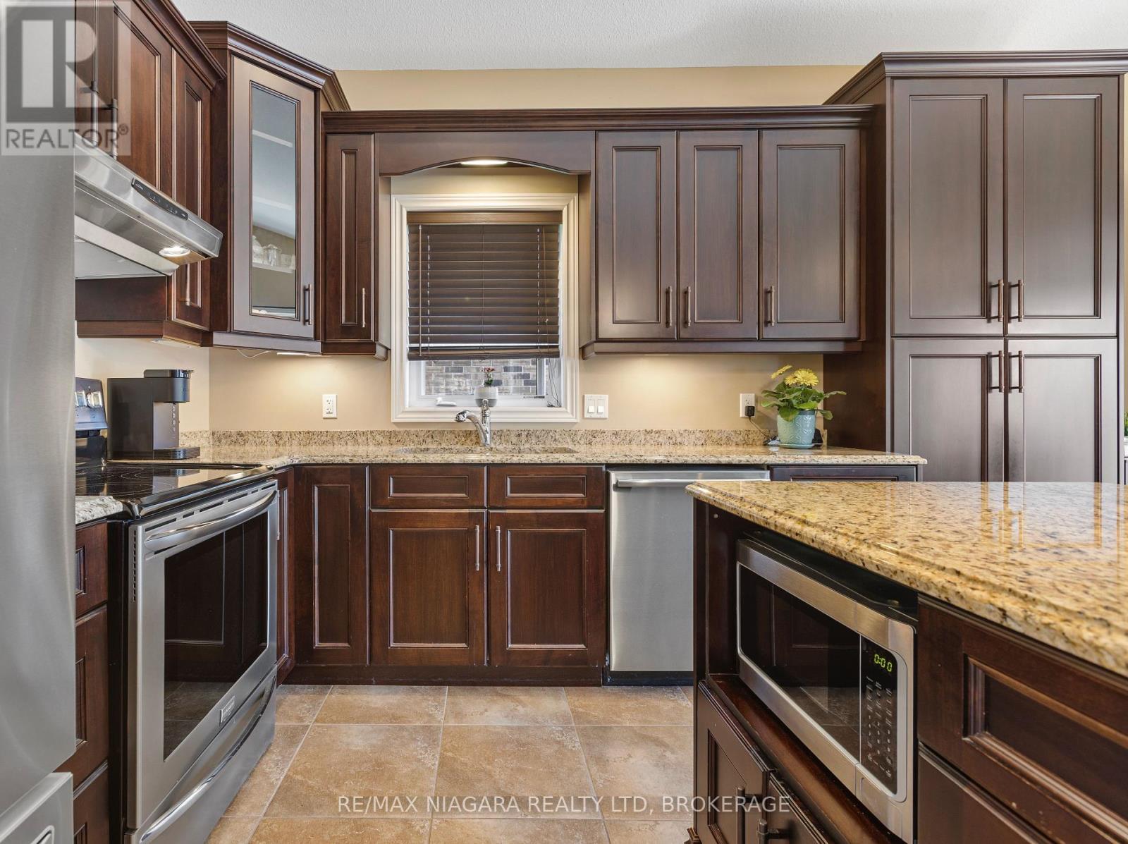 83 Gaiser Road, Welland (Coyle Creek), ON - Indoor Photo Showing Kitchen With Upgraded Kitchen