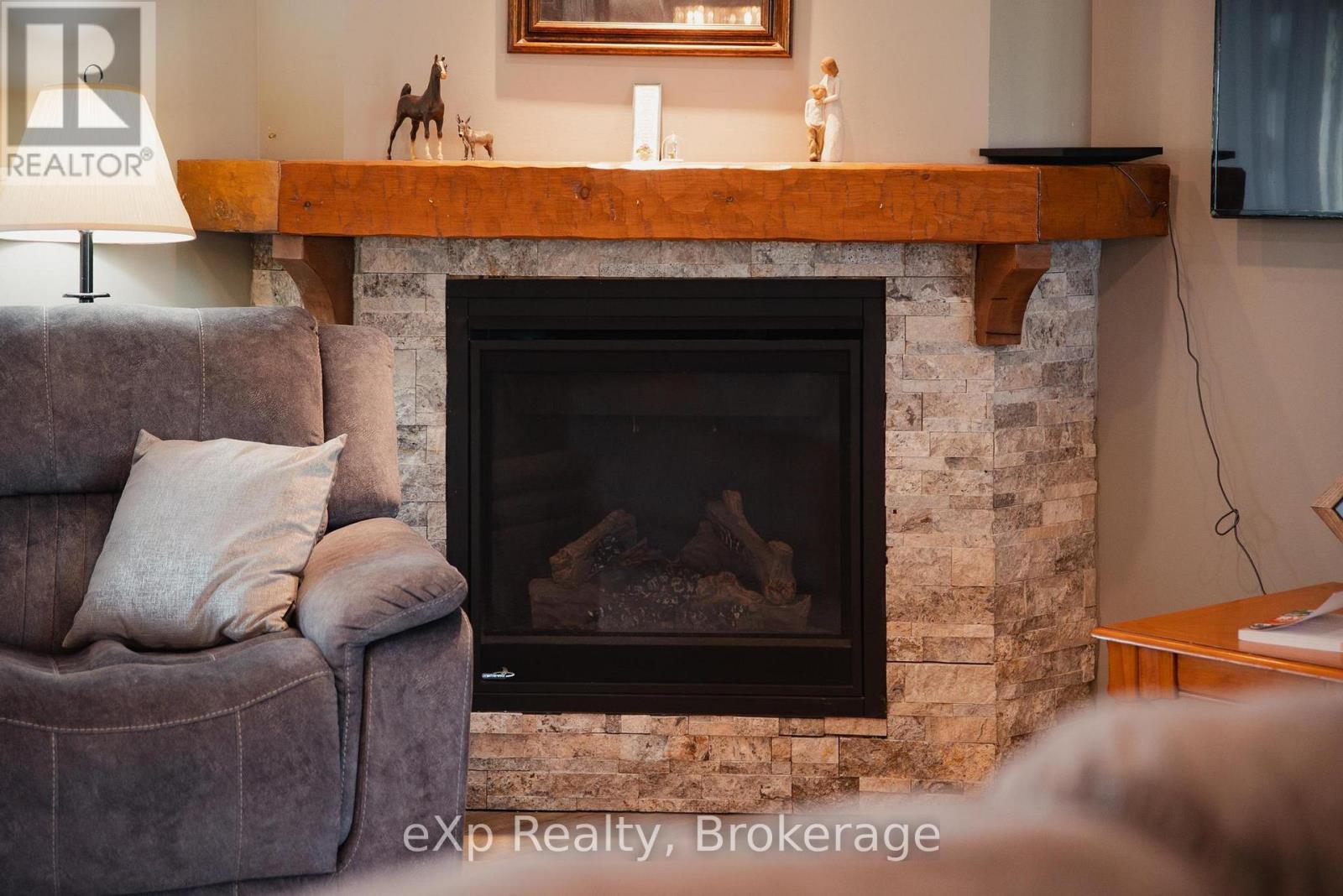 100 Harris Crescent, Southgate, ON - Indoor Photo Showing Living Room With Fireplace