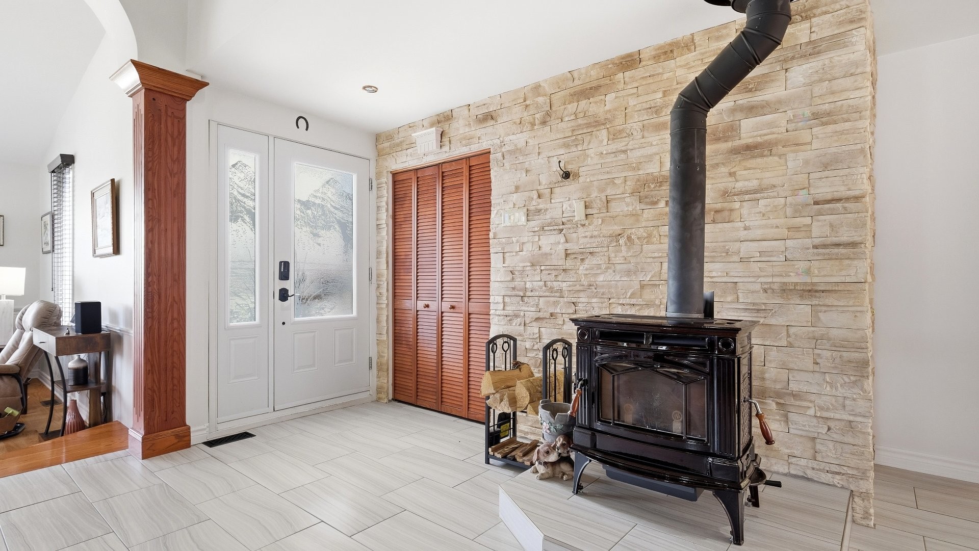 Hall d'entrée/Vestibule - 326 Rue Ouellette, Saint-Amable, QC - Indoor Photo Showing Other Room With Fireplace