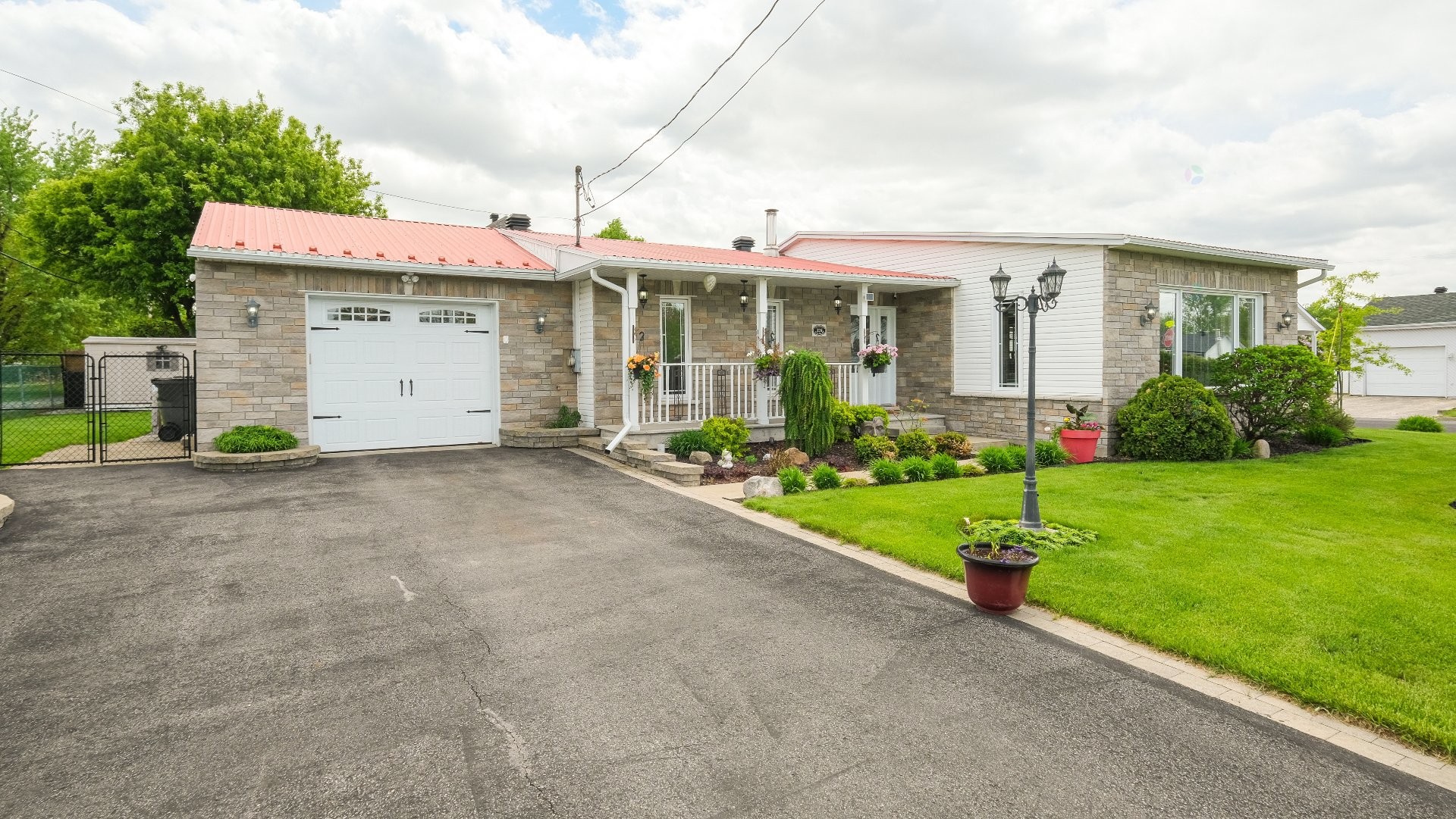 Garage - 326 Rue Ouellette, Saint-Amable, QC - Outdoor With Facade
