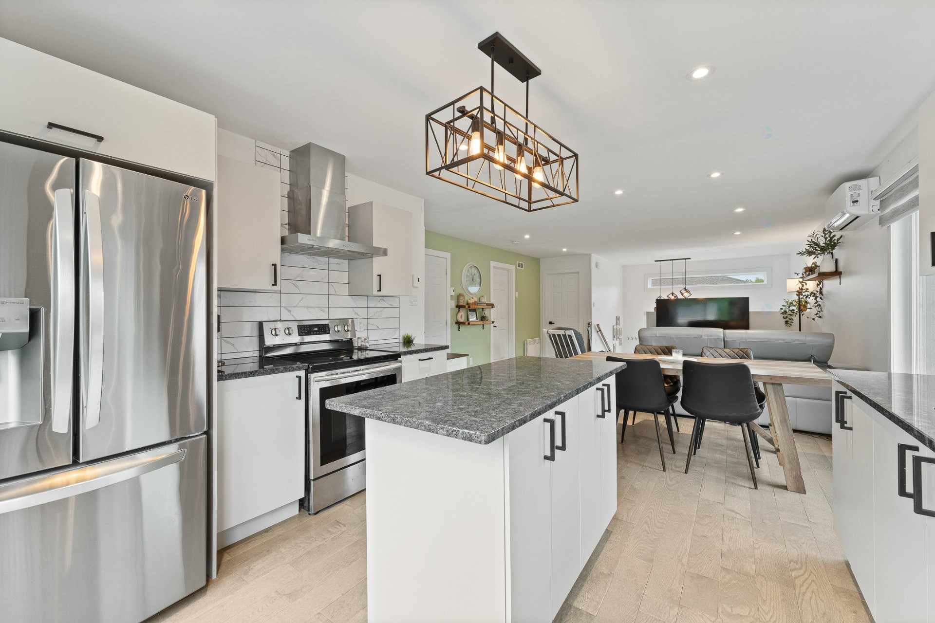 Kitchen - 205 Rue De L'Arctique, Cowansville, QC - Indoor Photo Showing Kitchen With Upgraded Kitchen