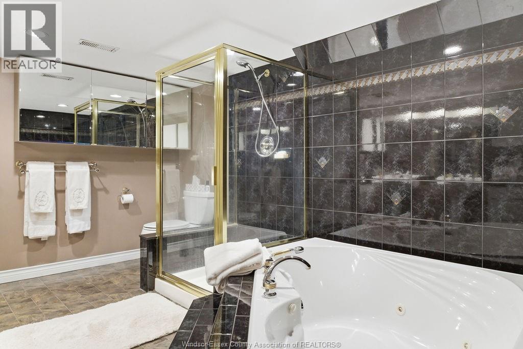 362 Pentilly, Tecumseh, ON - Indoor Photo Showing Bathroom