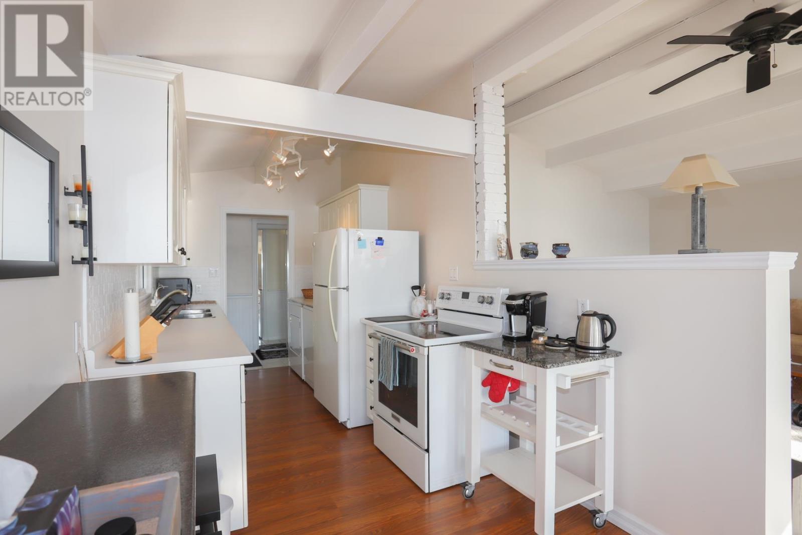 647B Lakeshore Dr, Tarbutt, ON - Indoor Photo Showing Kitchen