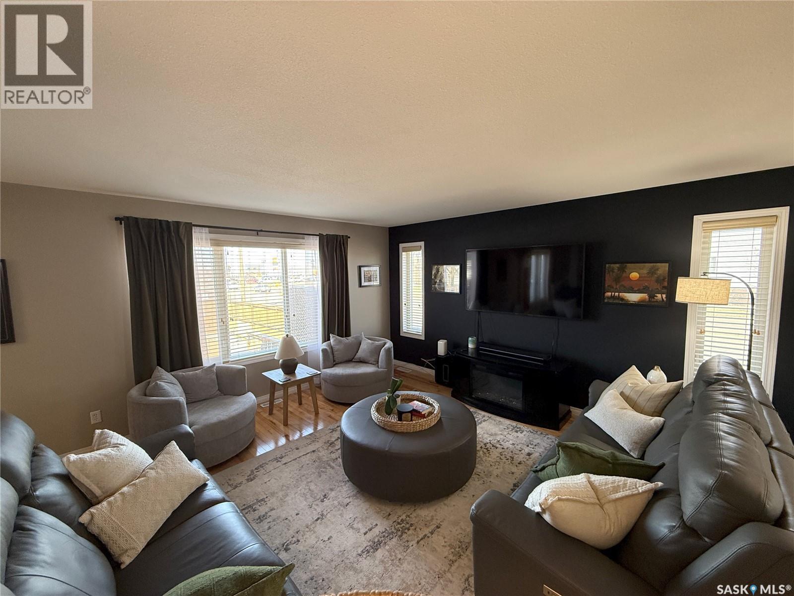 3102 37Th Street W, Saskatoon, SK - Indoor Photo Showing Living Room