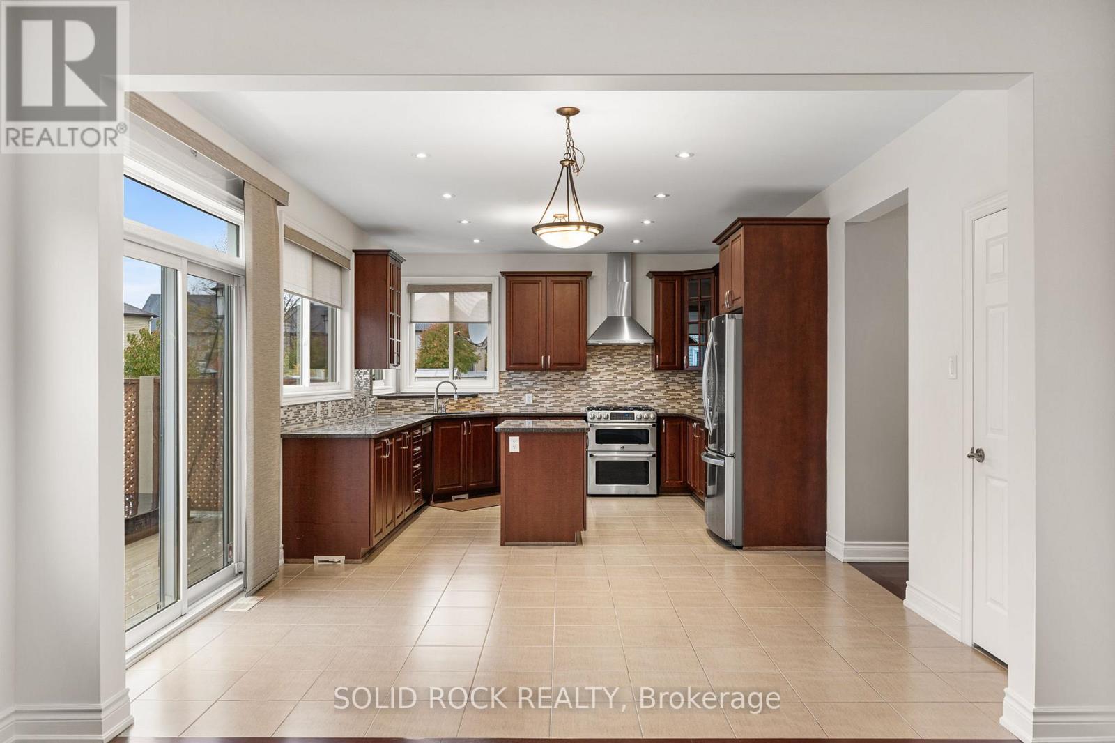 347 Bamburgh Way, Ottawa, ON - Indoor Photo Showing Kitchen With Upgraded Kitchen