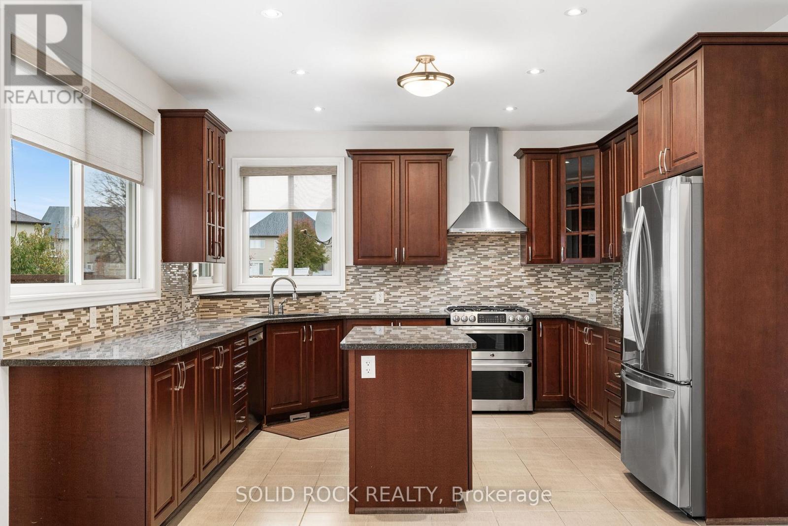 347 Bamburgh Way, Ottawa, ON - Indoor Photo Showing Kitchen With Upgraded Kitchen