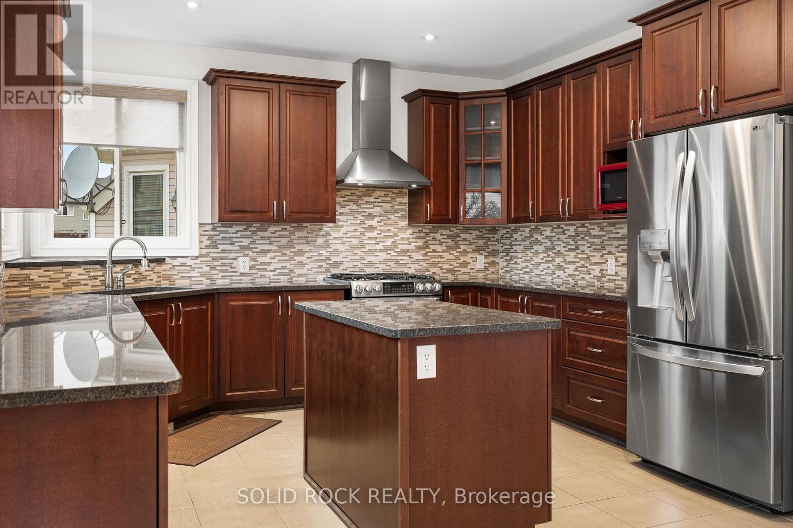 347 Bamburgh Way, Ottawa, ON - Indoor Photo Showing Kitchen With Upgraded Kitchen