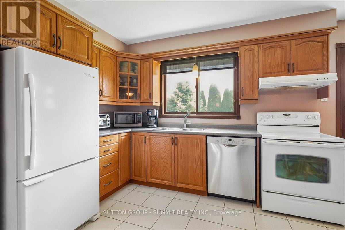 72 Eastbury Drive, Hamilton, ON - Indoor Photo Showing Kitchen