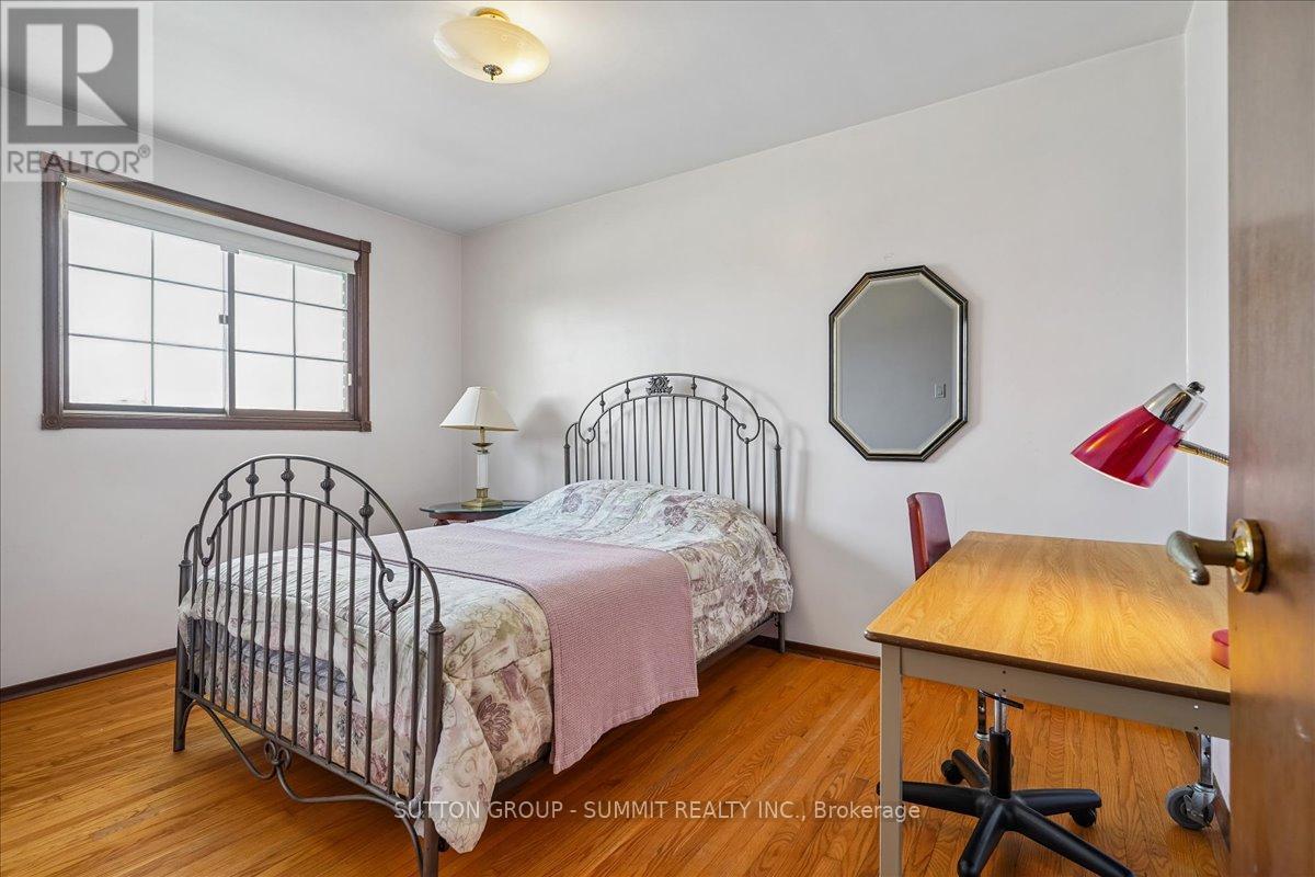 72 Eastbury Drive, Hamilton, ON - Indoor Photo Showing Bedroom