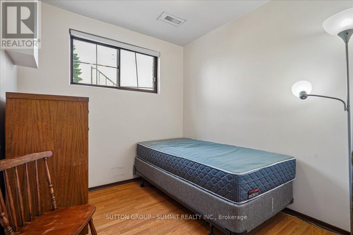 72 Eastbury Drive, Hamilton, ON - Indoor Photo Showing Bedroom
