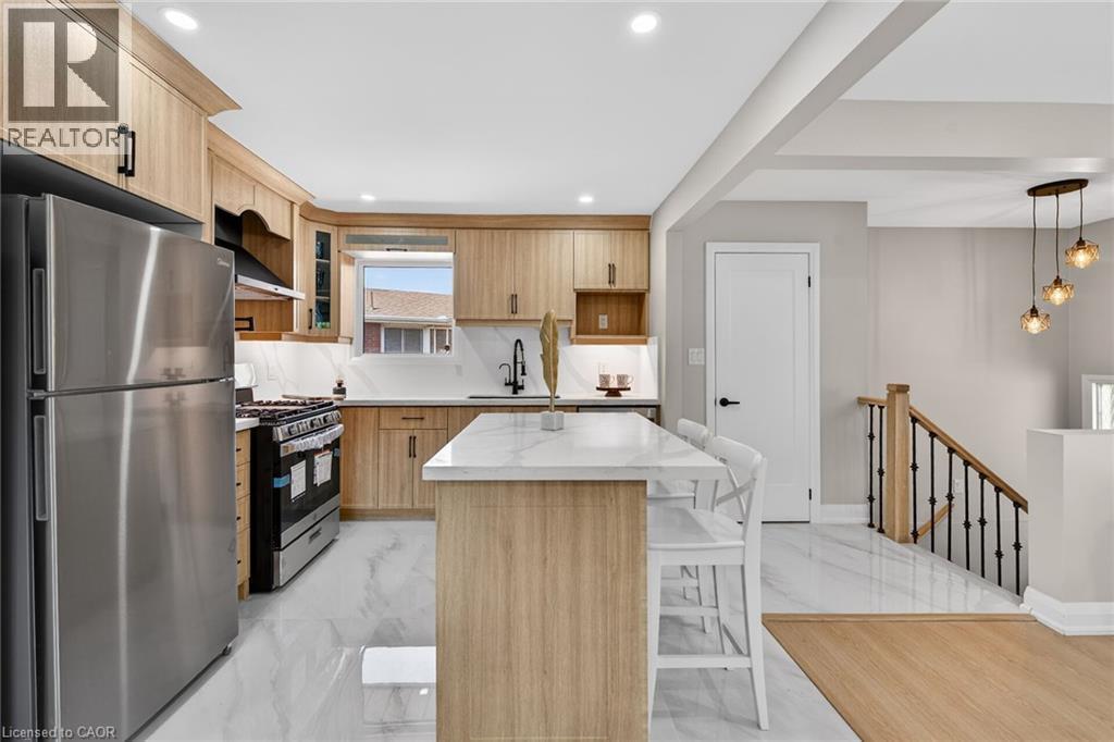 83 Riverdale Drive, Hamilton, ON - Indoor Photo Showing Kitchen