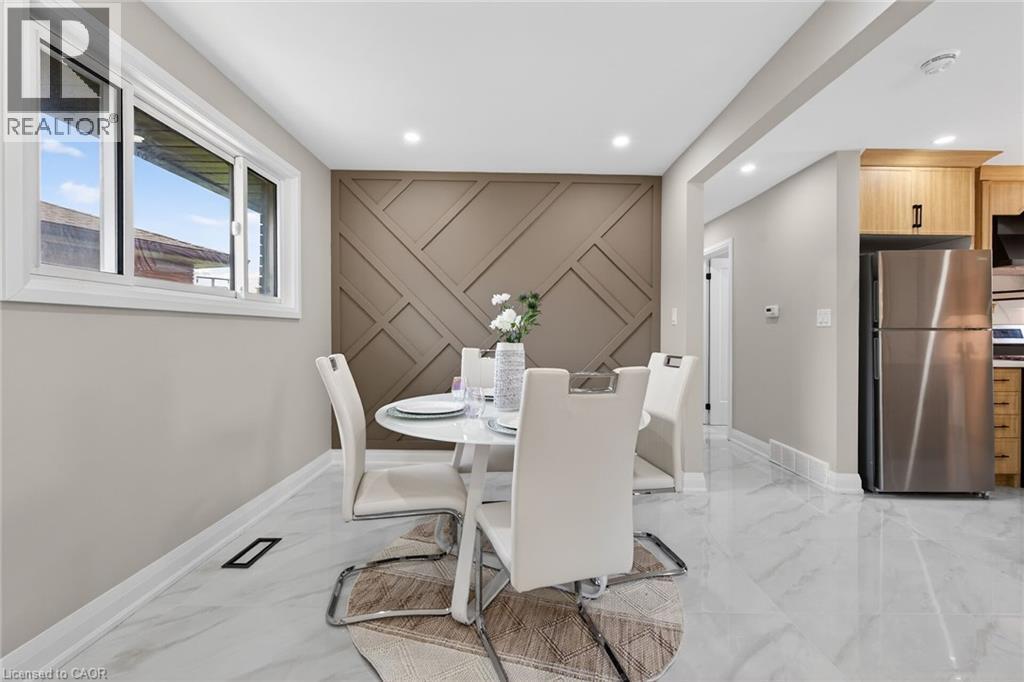 83 Riverdale Drive, Hamilton, ON - Indoor Photo Showing Dining Room